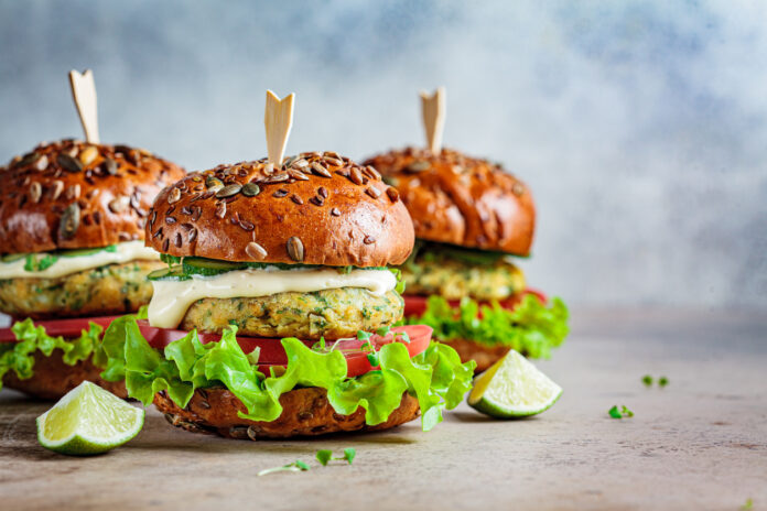 Drei Vegane Falafel-Burger, welche mit einer Limette dekoriert sind