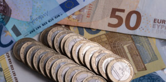 Euro Münzen und Geldscheine.