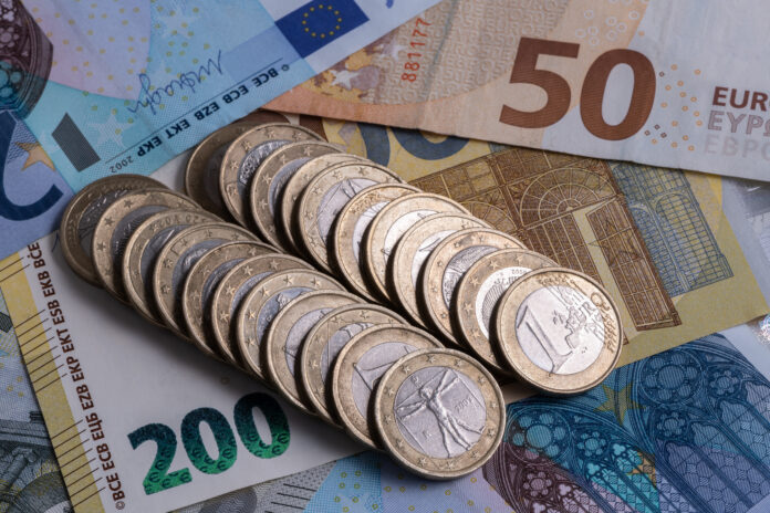 Euro Münzen und Geldscheine.
