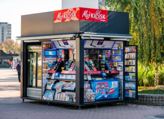 Ein Kiosk mitten in der Stadt. Die Kunden können dort Erfrischungsgetränke, Eis, Süßigkeiten, Zeitschriften und Magazine kaufen, die gesamte Ausflüge kann man von außen sehen und sofort mitnehmen und bezahlen.