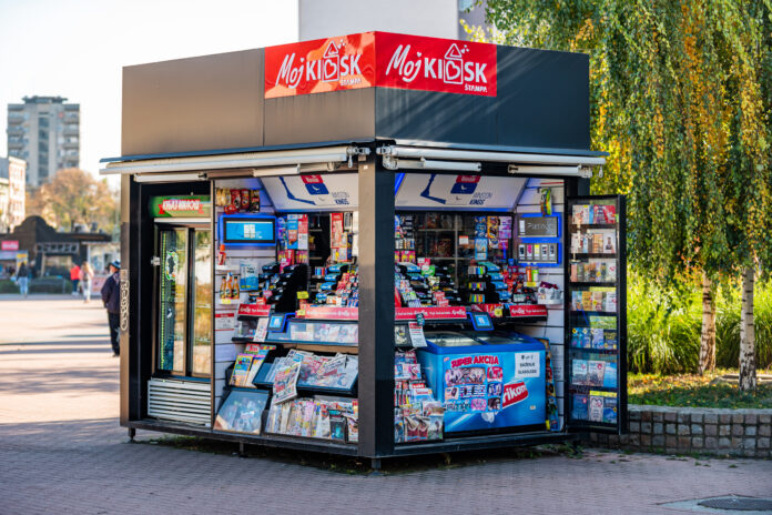 Ein Kiosk mitten in der Stadt. Die Kunden können dort Erfrischungsgetränke, Eis, Süßigkeiten, Zeitschriften und Magazine kaufen, die gesamte Ausflüge kann man von außen sehen und sofort mitnehmen und bezahlen.