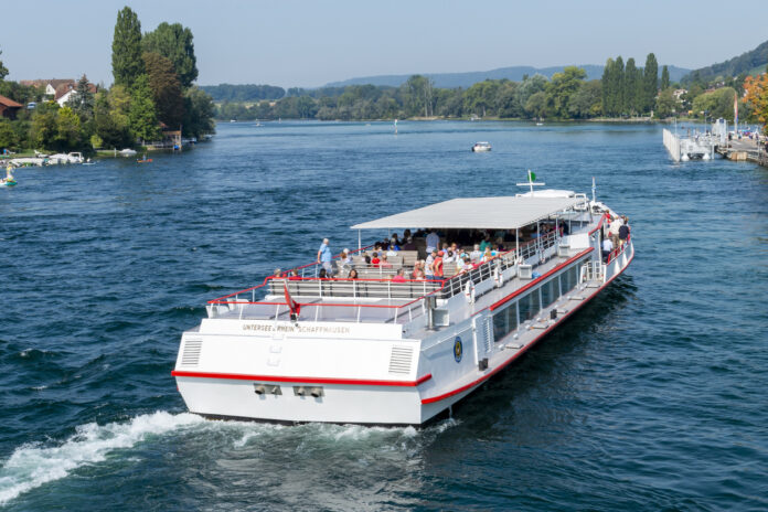 Ein Passagierschiff fährt über den Rhein