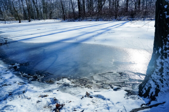 Ein zugefrorener See im Winter.