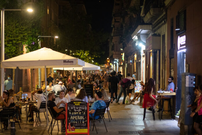 Eine Tapas-Bar in Karlsruhe. Menschen sitzen auf der Terrasse vor dem Restaurant, sie trinken dort Bier, Longdrinks und Cocktails.