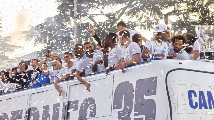 Fußballer feiern in einem Teambus eine Meisterschaft