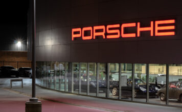 Ein Gebäude von Porsche mit Porsche-Autos