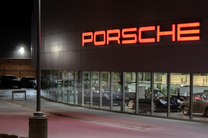 Ein Gebäude von Porsche mit Porsche-Autos