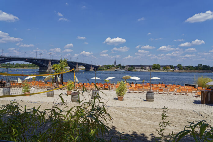 eine Beach Bar und Liegestühle am Rhein