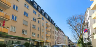 Wohngebiet in einer Großstadt mit parkenden Autos