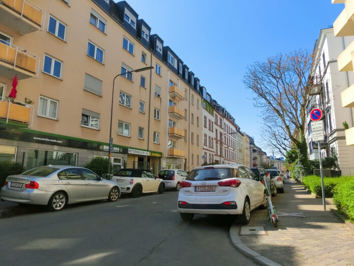 Wohngebiet in einer Großstadt mit parkenden Autos