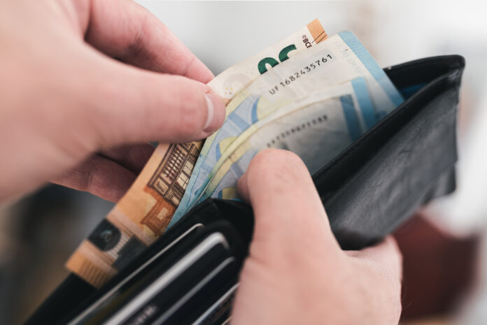 Blick in einen Geldbeutel mit Geldscheinen. Eine 10-Euro-Münze soll ein Vermögen wert sein.