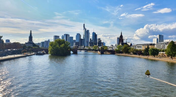 Ein Städtetrip nach Frankfurt lohnt sich! “Mainhattan”, wie Frankfurt liebevoll von seinen Einwohnern genannt wird, ist nicht nur aufgrund seiner einzigartigen Hochhaus-Skyline sehenswert.