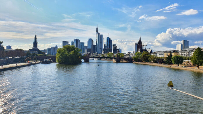 Ein Städtetrip nach Frankfurt lohnt sich! “Mainhattan”, wie Frankfurt liebevoll von seinen Einwohnern genannt wird, ist nicht nur aufgrund seiner einzigartigen Hochhaus-Skyline sehenswert.