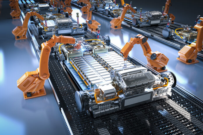 Roboter setzen Batteriezellen in einer Fabrik zusammen.
