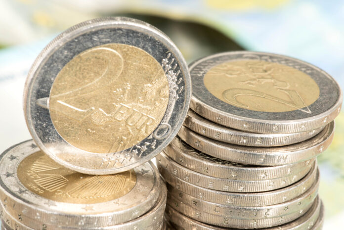 Ein Stapel Euromünzen.