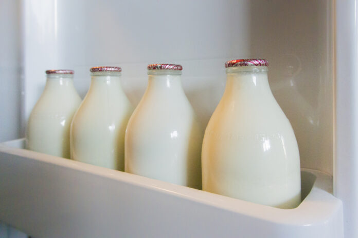 Milchflaschen im Kühlschrank.