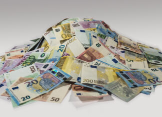 Ein Haufen voller Geldscheine. Nun soll ein Zuschuss von 20.000 Euro auf dem Weg sein.