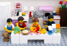 Eine Lego-Familie in einer Lego-Küche.
