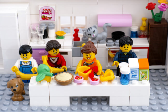 Eine Lego-Familie in einer Lego-Küche.