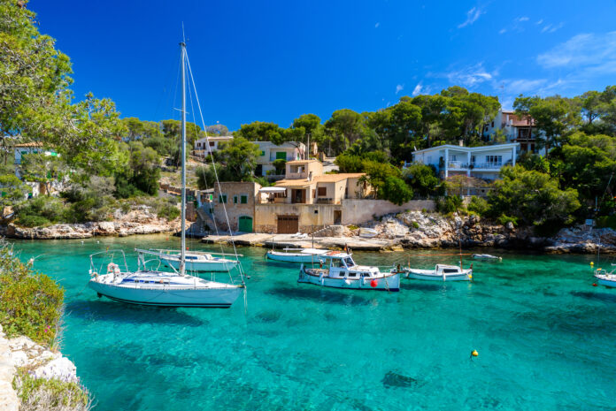 Boote an der Küste von Mallorca.