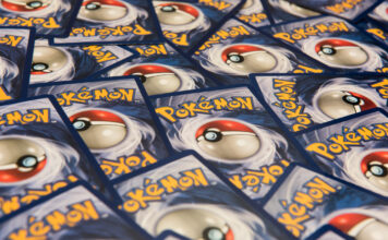 Zahlreiche Pokémon Karten auf einem Stapel