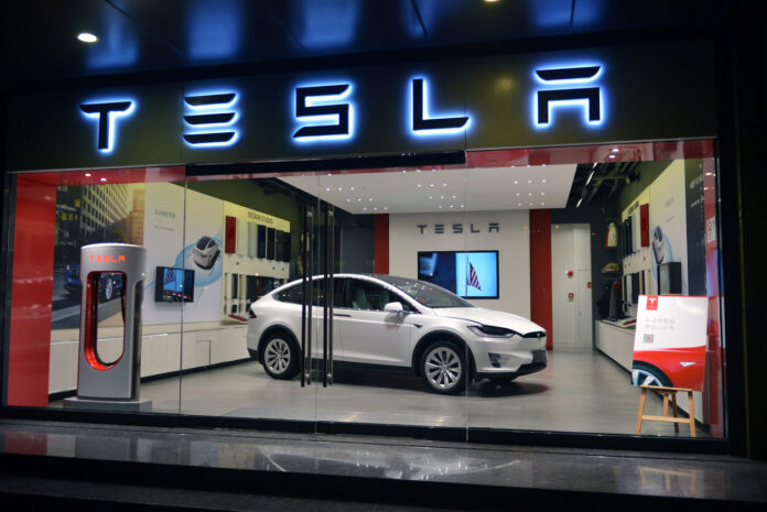 E-Auto Tesla im Showroom