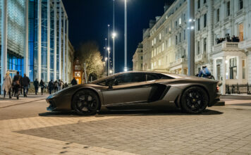 Ein Lamborghini in der Nacht auf der Straße.