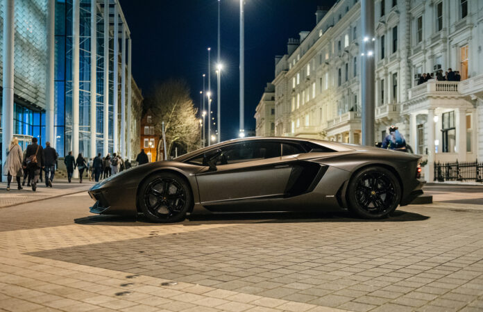 Ein Lamborghini in der Nacht auf der Straße.