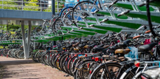 Fahrräder parken an einem Fahrradparkplatz