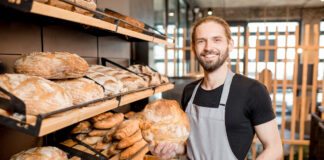 Ein Mitarbeiter hält ein Brot in der Hand