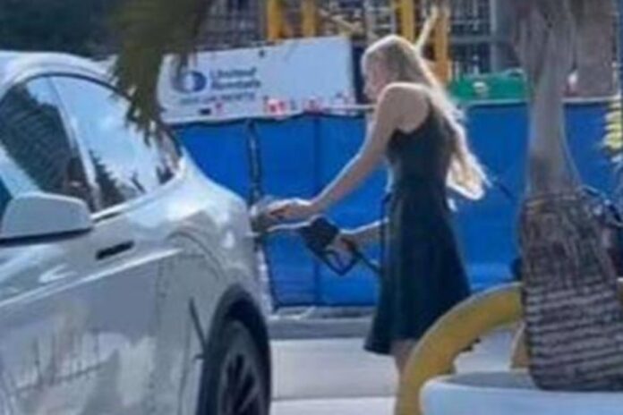 Ahnungslose Frau versucht neues E-Auto mit Benzin zu tanken