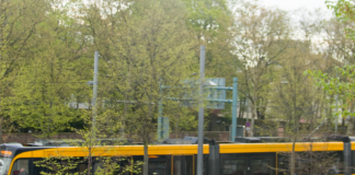 Eine Straßenbahn in Karlsruhe.