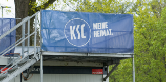 Ein Schild am Karlsruher SC.