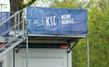 Ein Schild am Karlsruher SC.