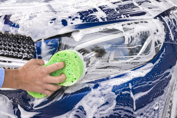 Ein Auto wird von Hand gewaschen.