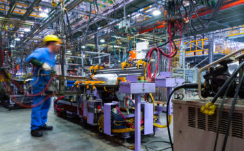 Arbeiter in einer Fabrikhalle von Großunternehmen