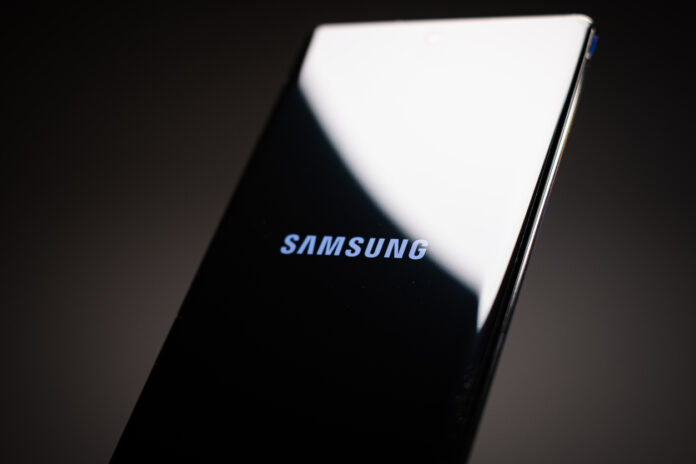 Ein Samsung Galaxy-Modell mit aktivem BIldschirm, auf welchem das Logo zu sehen ist