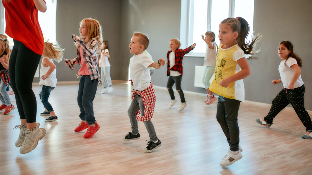 Kinder können in einem eigenen Kurs Elemente der choreographischen Grundlagen von Tänzen aus der ganzen Welt lernen. Teens haben die Möglichkeit Flamenco und zeitgenössische Tänze zu erlernen. 