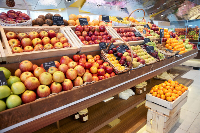 Ein Supermarktregal mit Früchten.