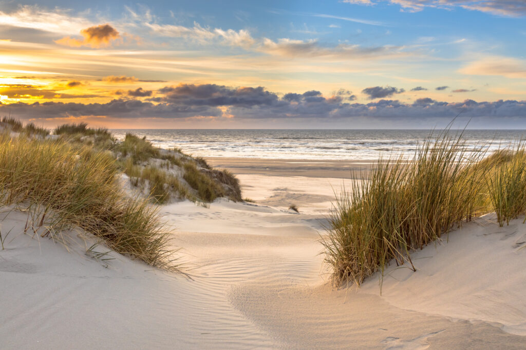 Es gibt zahlreiche schöne Urlaubsziele mit Traumstränden in Deutschland. Man muss also für Sommer, Sonne, Strand und Meer nicht zwangläufig weit reisen.