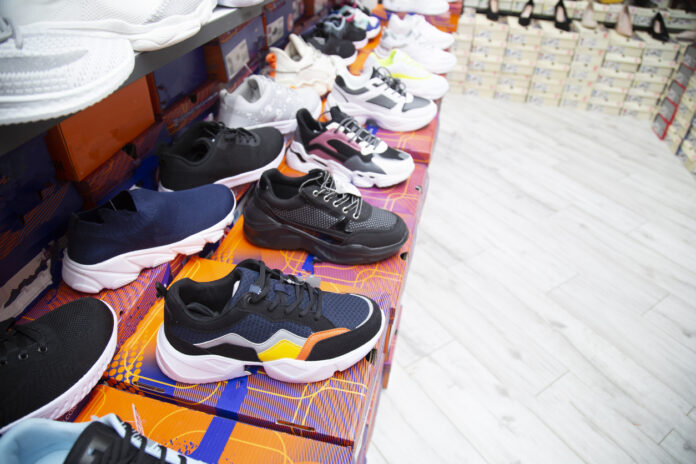 Verschiedene Schuhe sind bei einem Schuhhändler ausgestellt