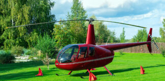 Ein Hubschrauber landet auf einem roten Feld