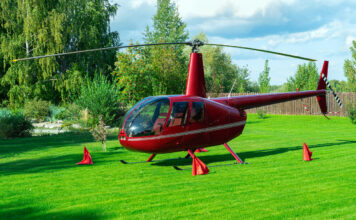 Ein Hubschrauber landet auf einem roten Feld