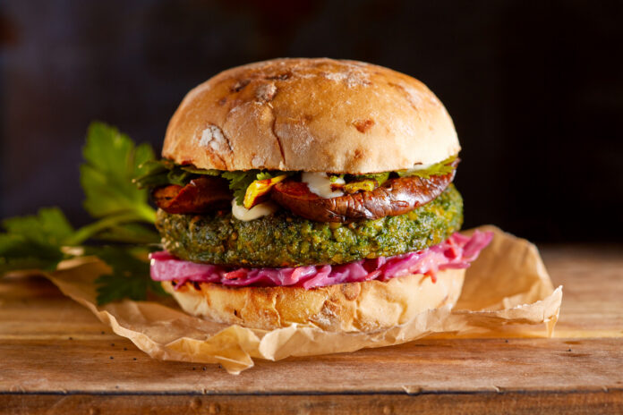 Veganer Burger mit gebratenen Auberginen, Rotkohl und Kräutern