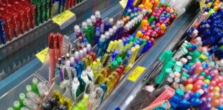 Zahlreiche Stifte in einem Schreibwarenladen.