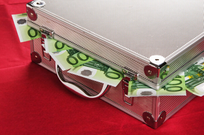 Ein Koffer voller Geldscheine