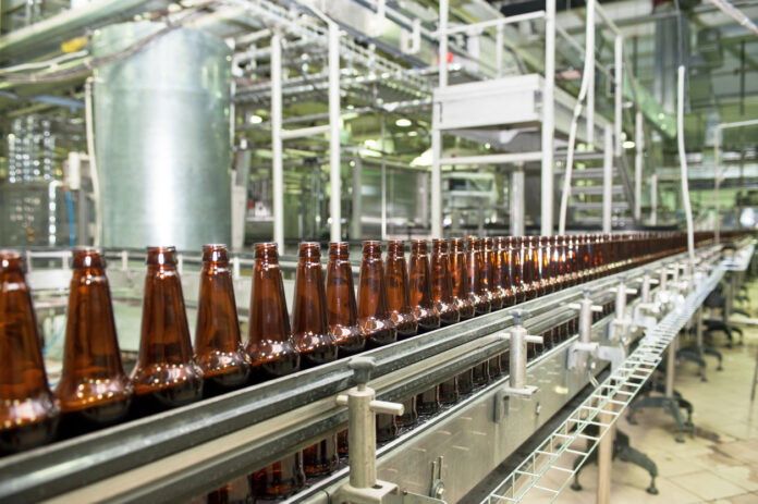 Abfüllanlage in einer Brauerei.