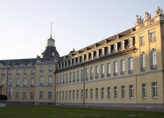Eine Seitenansicht vom Karlsruher Schloss bei Sonnenuntergang