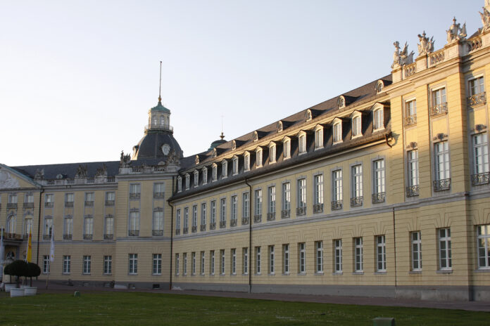 Eine Seitenansicht vom Karlsruher Schloss bei Sonnenuntergang