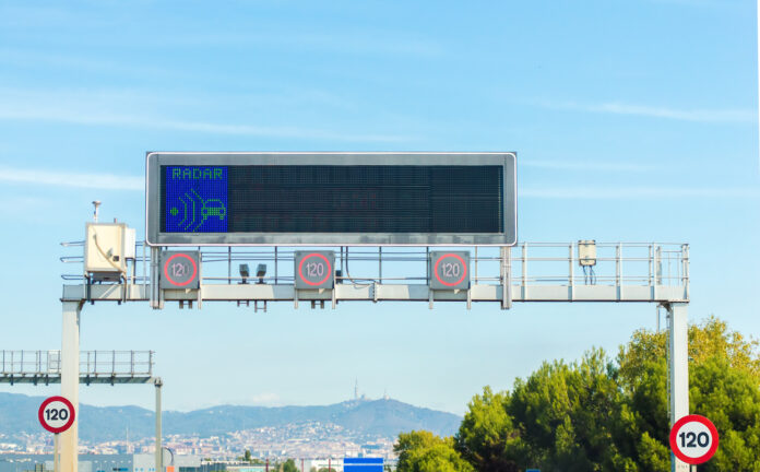 Die Verkehrslichter und Schilder auf einer Autobahn